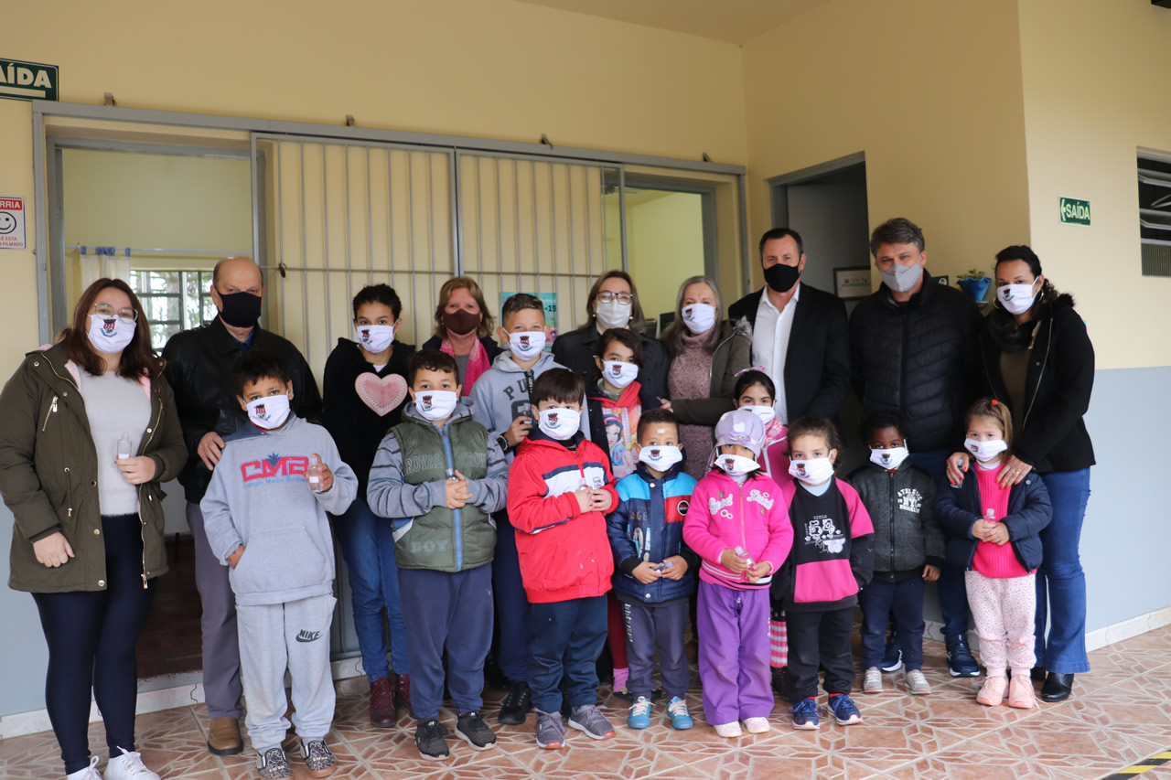 Kits com máscara e álcool em gel são distribuídos para as escolas do município