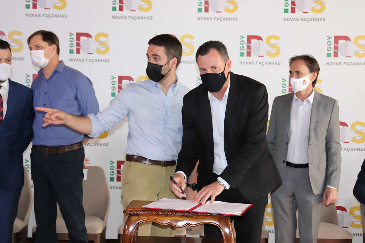 Assinados convênios para asfaltamentos da ERS-482 e VRS-811