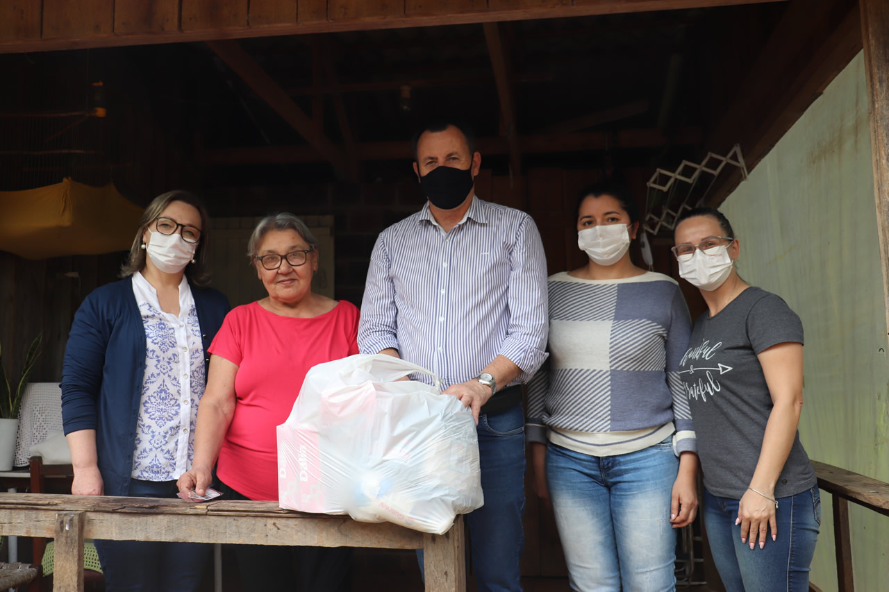 Cestas básicas são entregues por meio do projeto “Cuidado e cidadania ao idoso prioritário”
