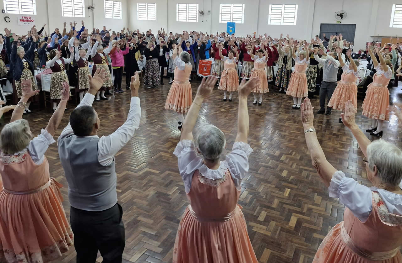 II Encontro de Danças da Terceira Idade reúne 17 grupos