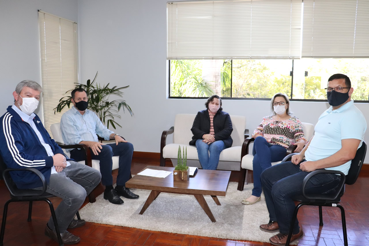 Servidora pública é homenageada após três décadas de trabalho