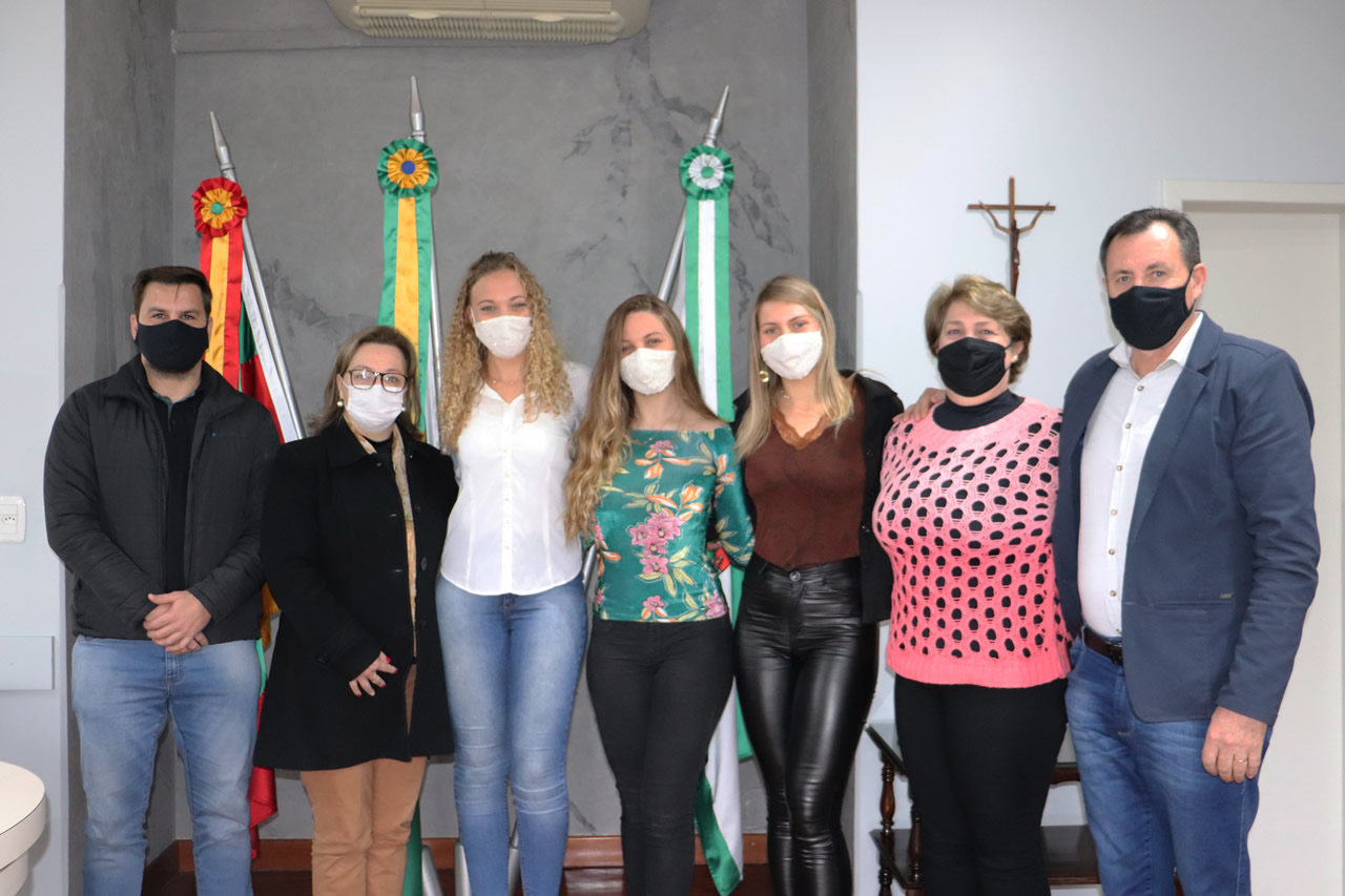 Administração se reúne com rainha e princesas do município