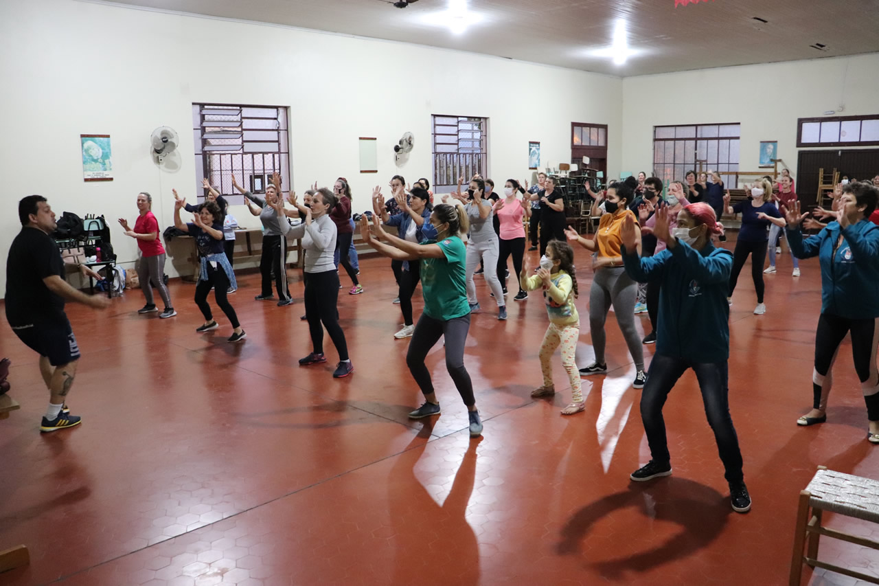 Aulas de dança envolvem idosos de vários bairros do município