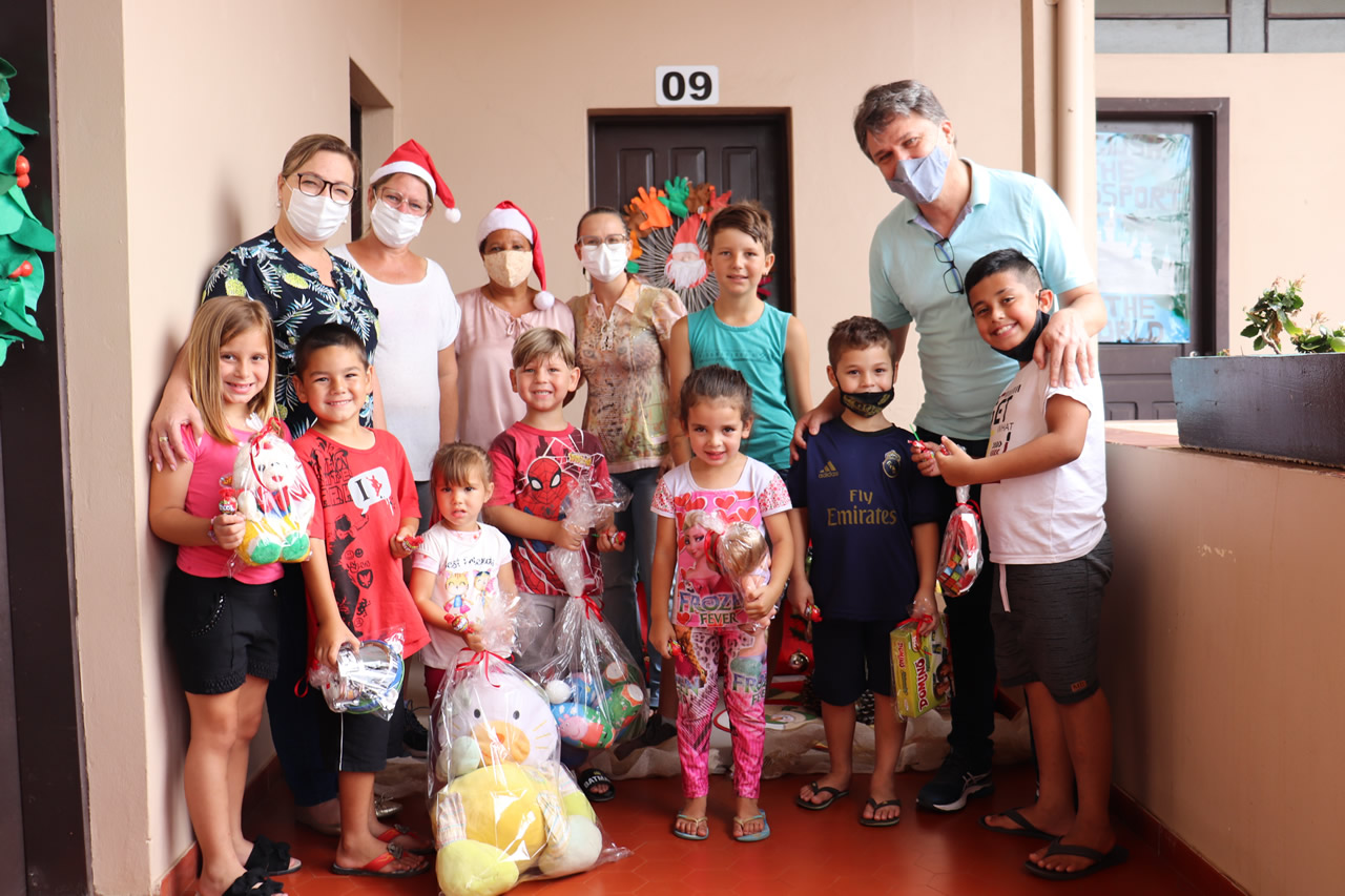 Brinquedos são entregues a pessoas atendidas pelo Cras