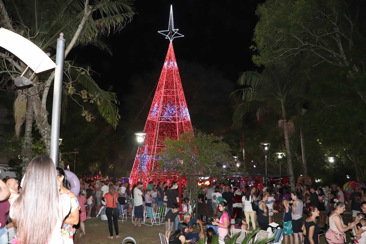 Comunidade prestigia acendimento da Doce Árvore de Natal