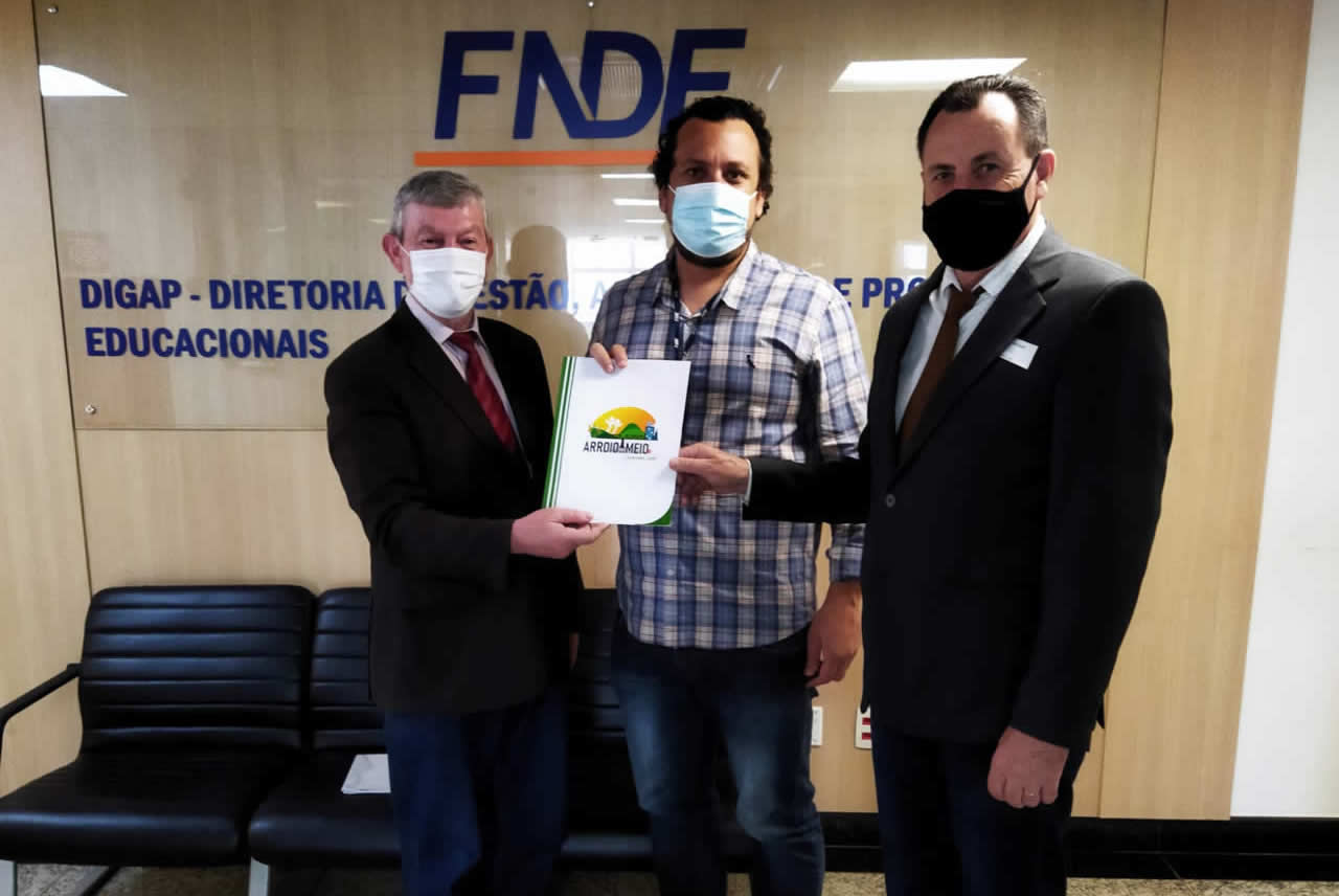 Prefeito e secretário viajam a Brasília em busca de recursos para o município