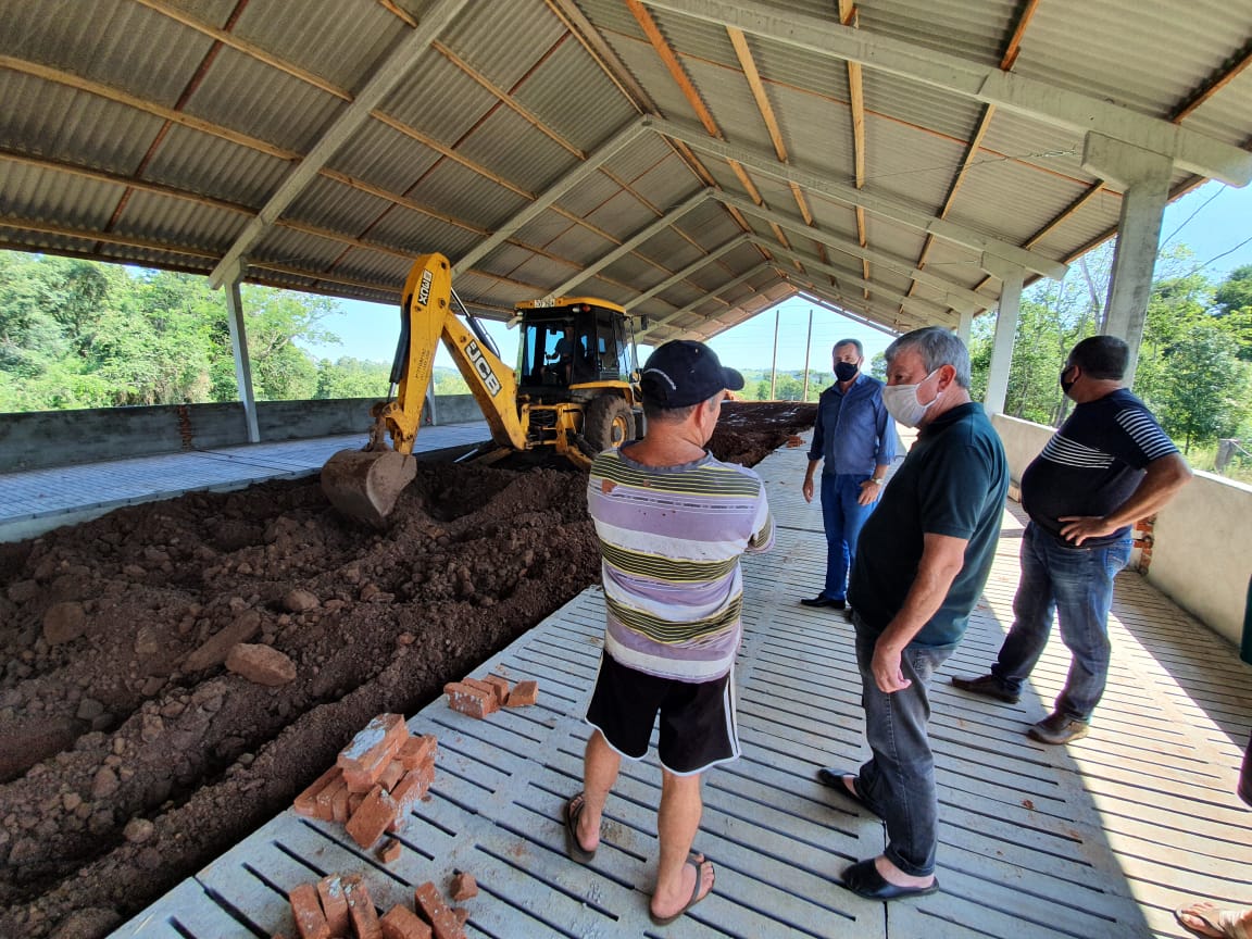 Serviços de terraplanagem ampliam o trabalho nas propriedades rurais