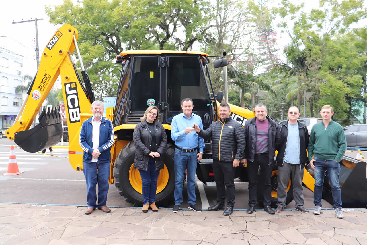 Município adquire retroescavadeira para a Agricultura