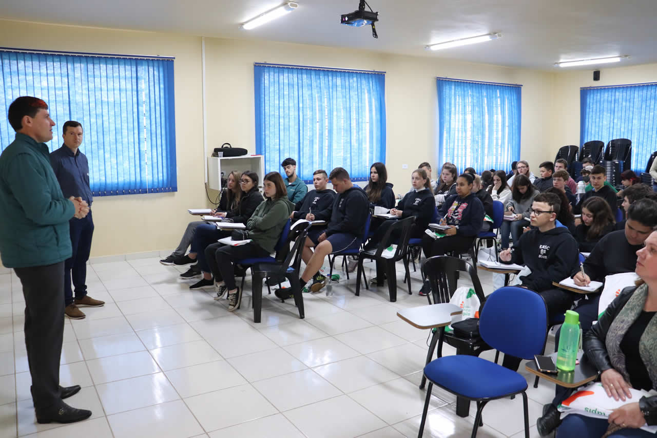 Alunos da rede municipal participam de oficinas de Educação Financeira