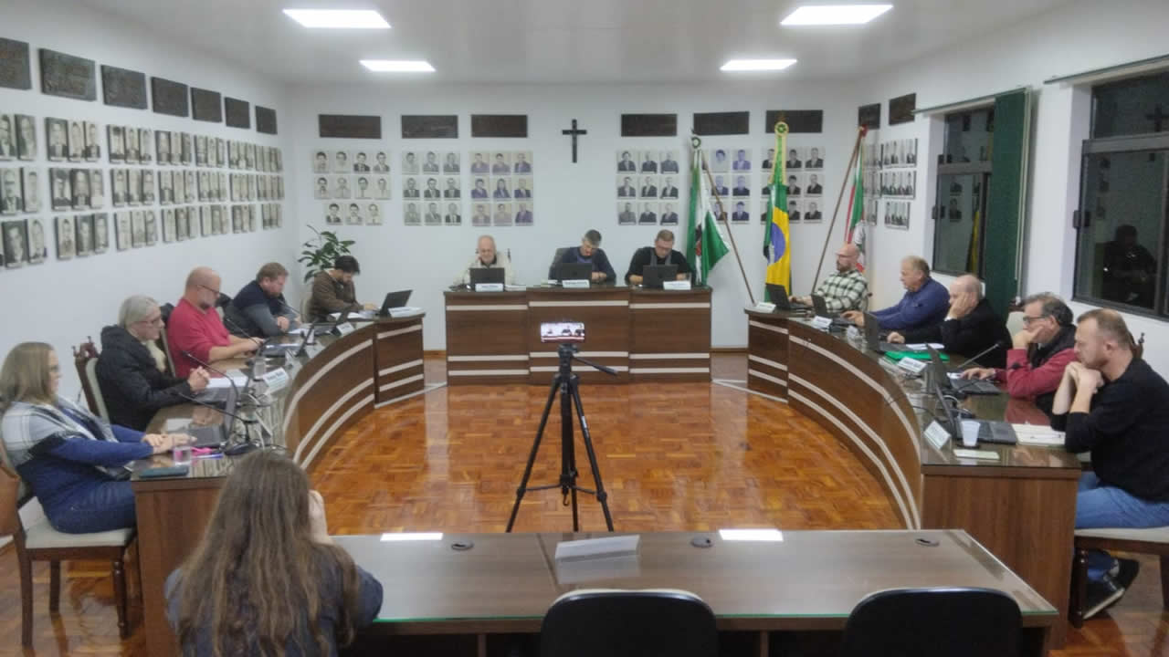 Sem projetos a serem discutidos, sessão foi mais uma vez pautada pela enchente