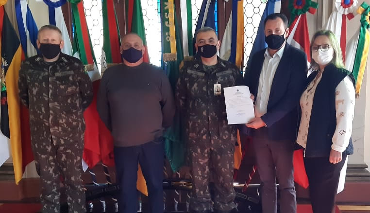 Prefeito recebe posse da Junta Militar