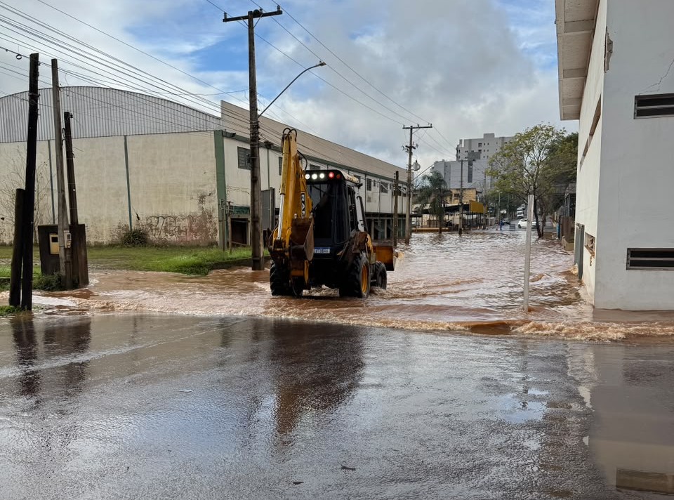 Equipes trabalham para restabelecer a normalidade após cheia dos rios Taquari e Forqueta