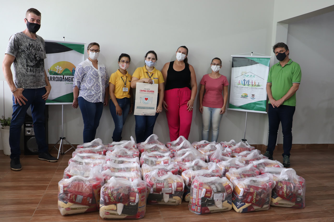 Loja Por Menos faz doação de cestas básicas para o Cras