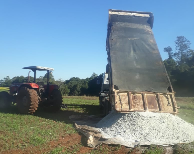 Município auxilia agricultores com o transporte de calcário